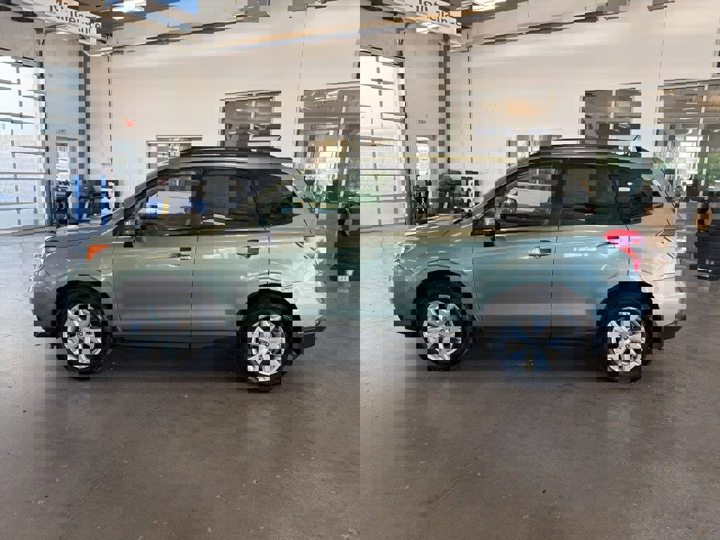 Used 2015 Subaru Forester 2.5i Premium AWD/4WD image 2