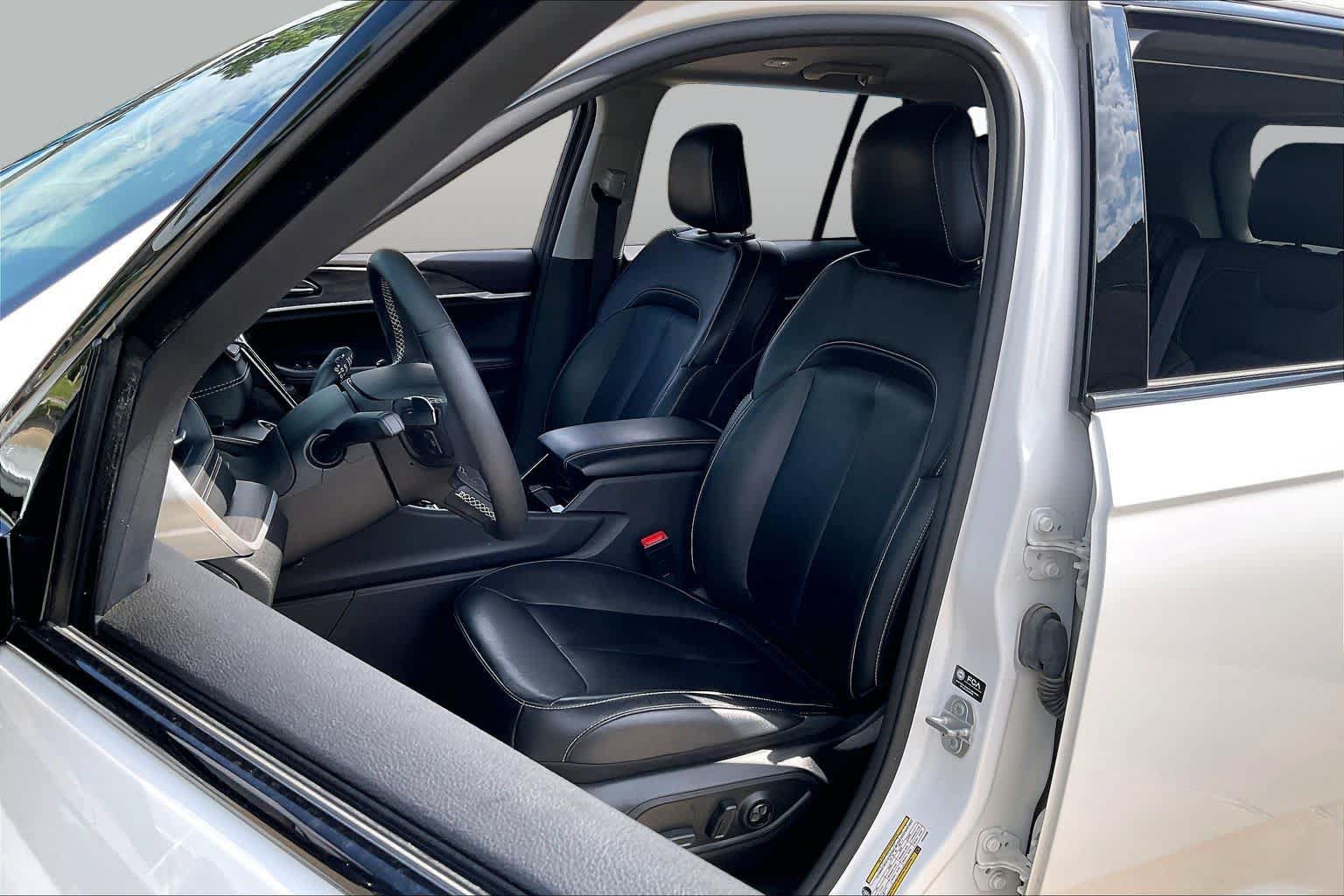 Used 2023 Jeep Grand Cherokee Limited w/ Black Appearance Package AWD/4WD image 8