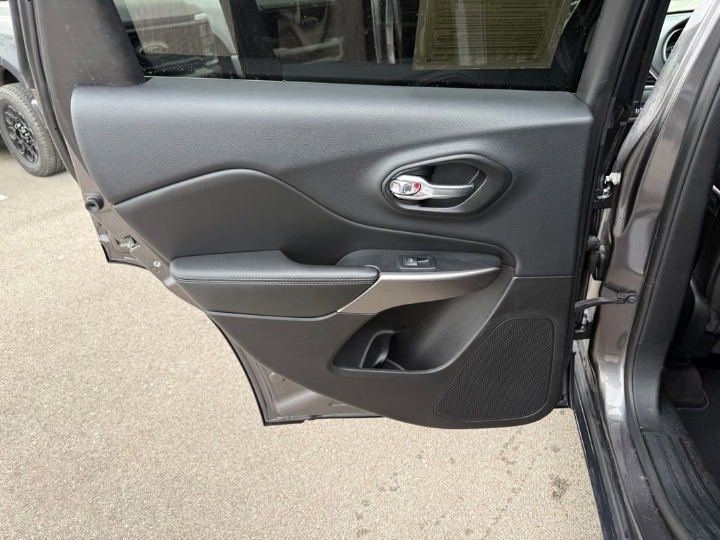 Used 2019 Jeep Cherokee Latitude Plus w/ Comfort/Convenience Group image 11