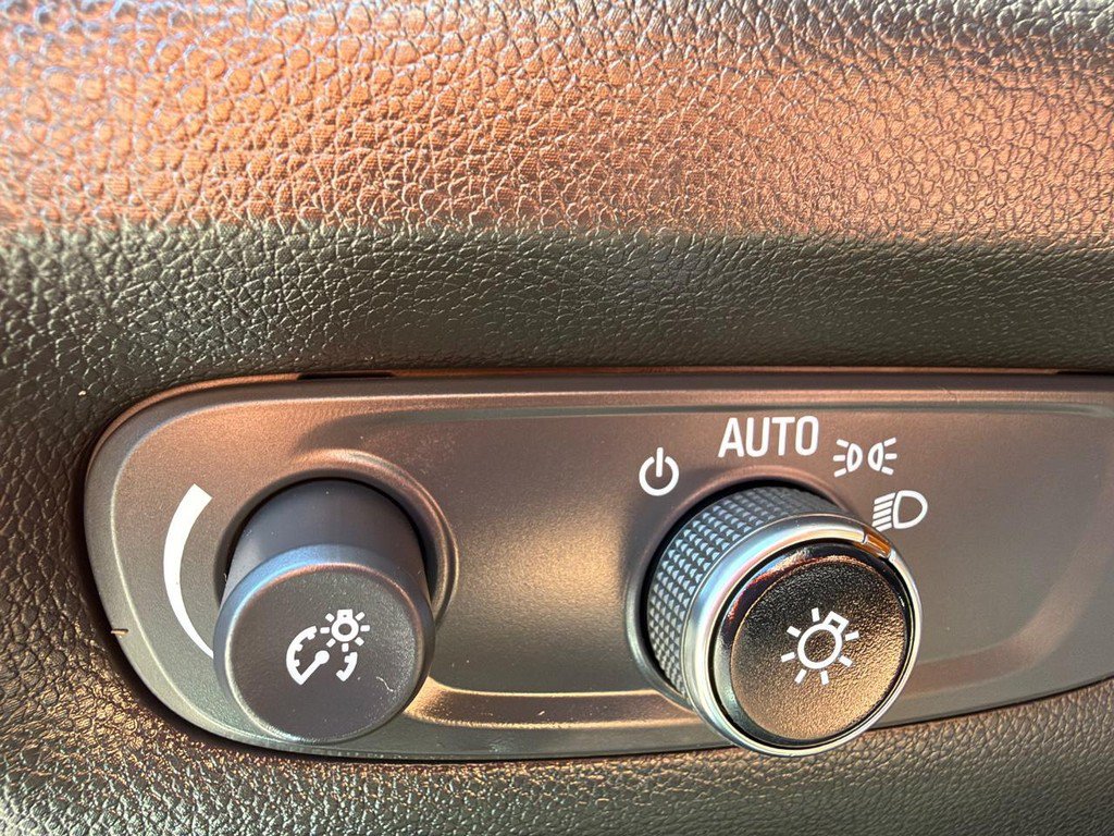 Used 2021 Chevrolet Traverse LS FWD image 32