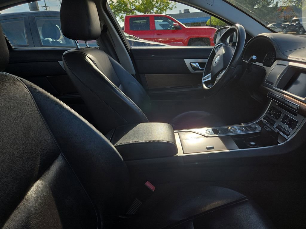 Used 2013 Jaguar XF image 6