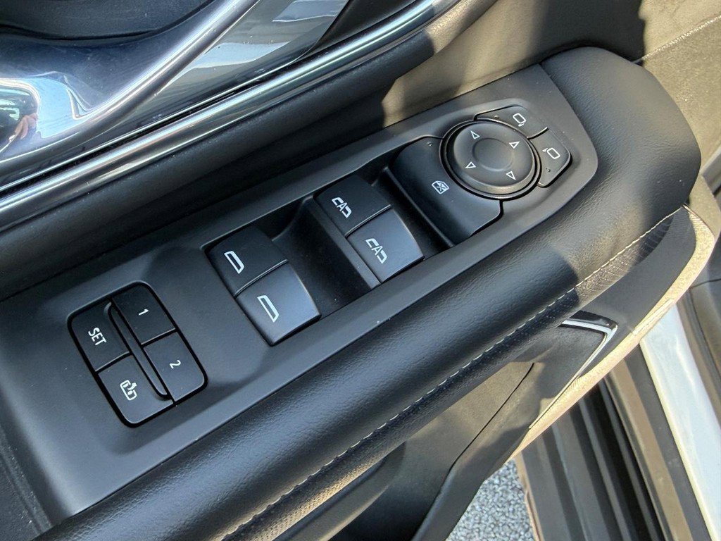 Used 2024 GMC Yukon XL SLT image 18