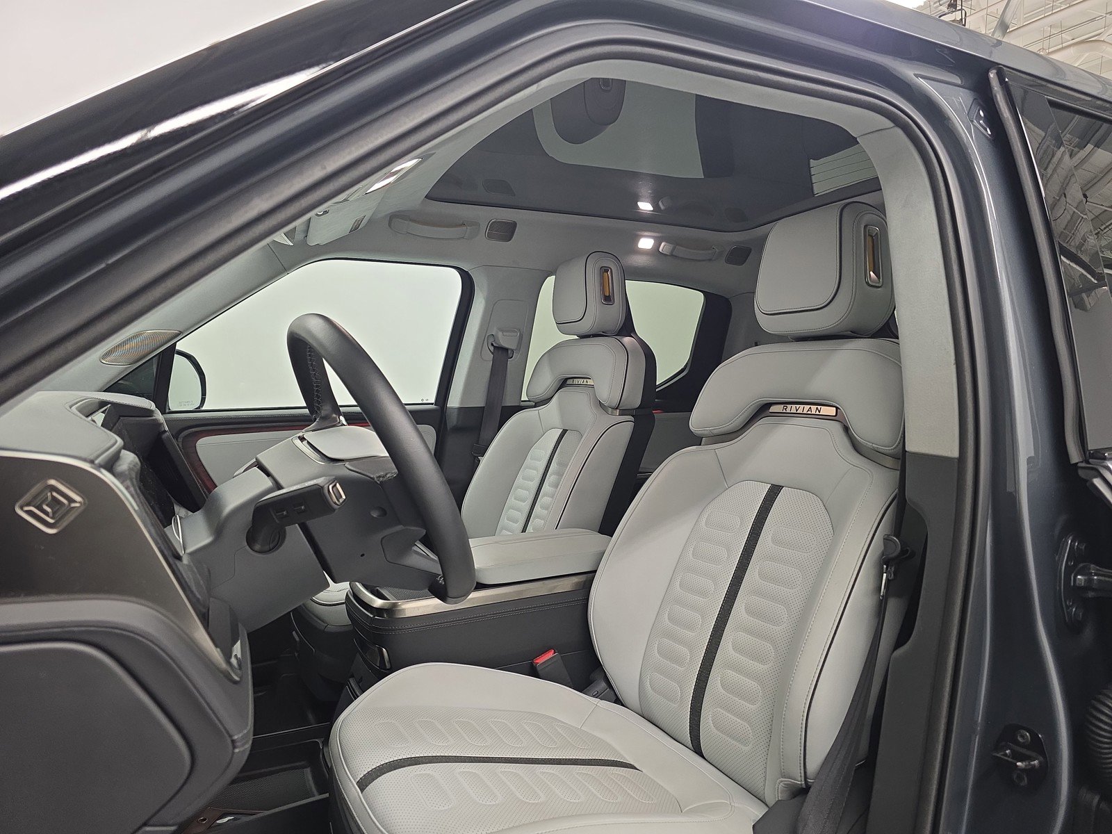 Used 2023 Rivian R1T Adventure image 20