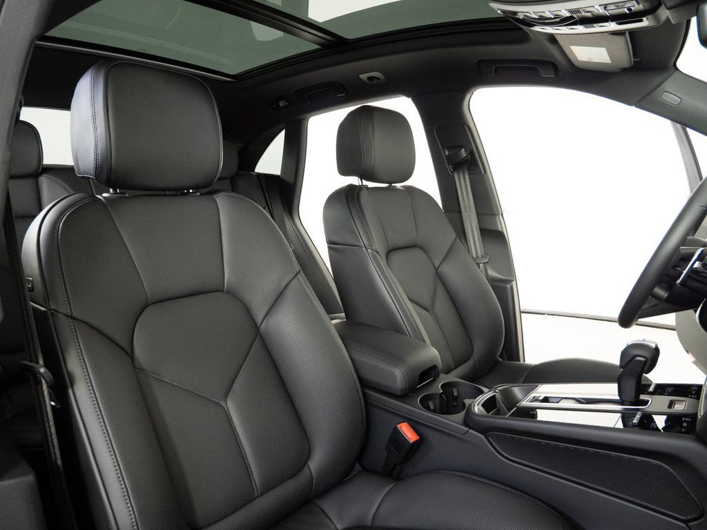 Certified 2026 Porsche Macan AWD/4WD image 24