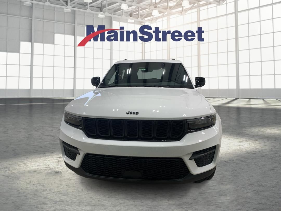 Used 2025 Jeep Grand Cherokee Altitude AWD/4WD image 8