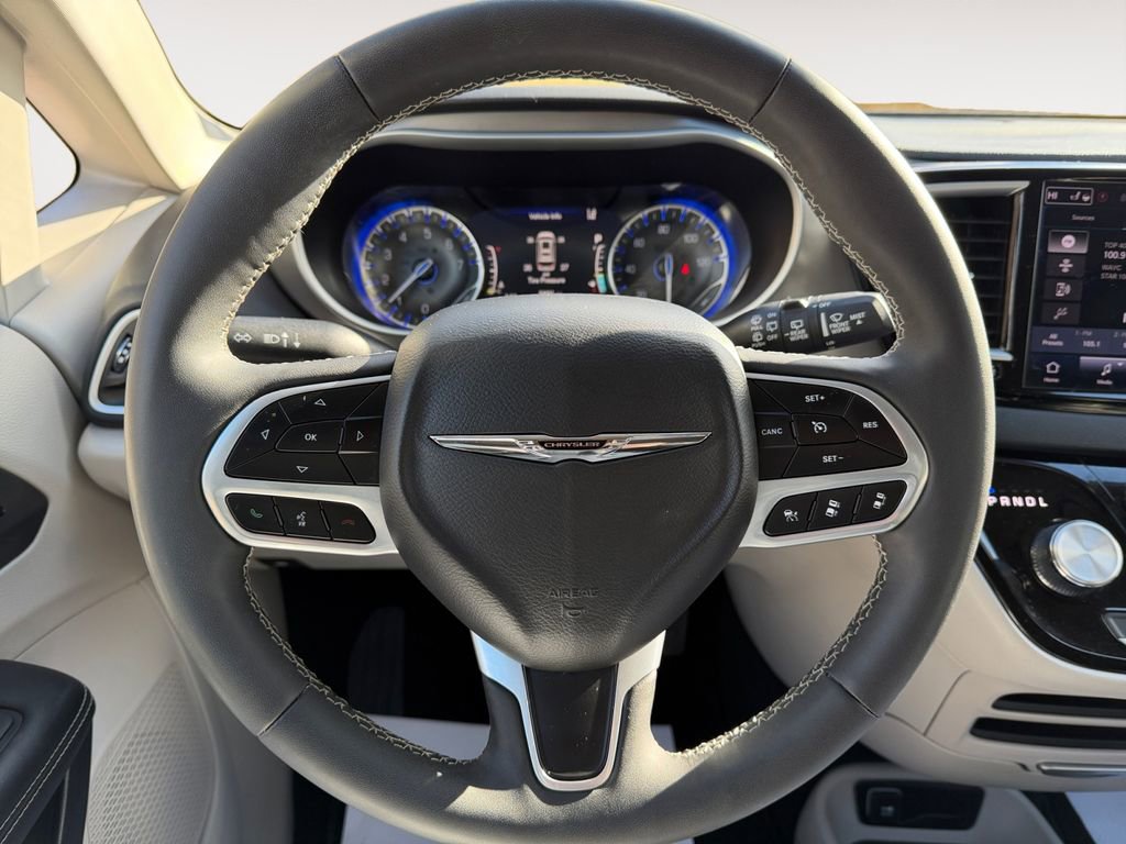 Used 2024 Chrysler Pacifica Touring-L image 14