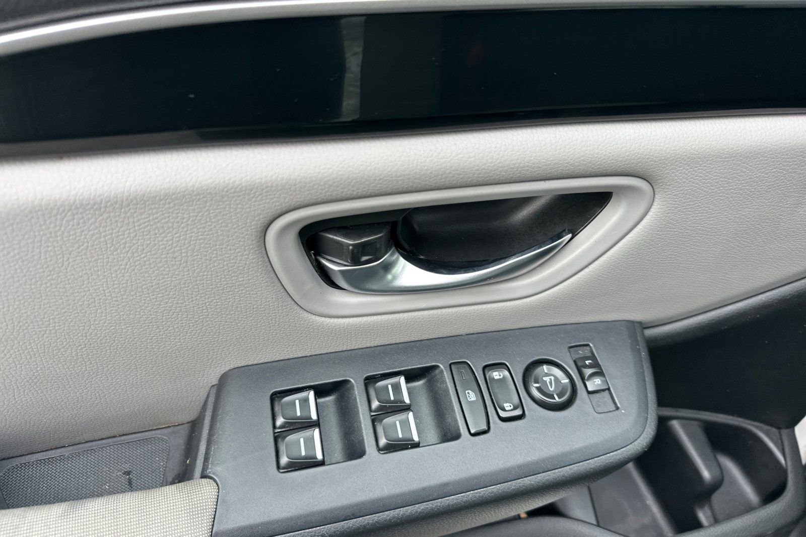 Used 2023 Honda Pilot LX image 12