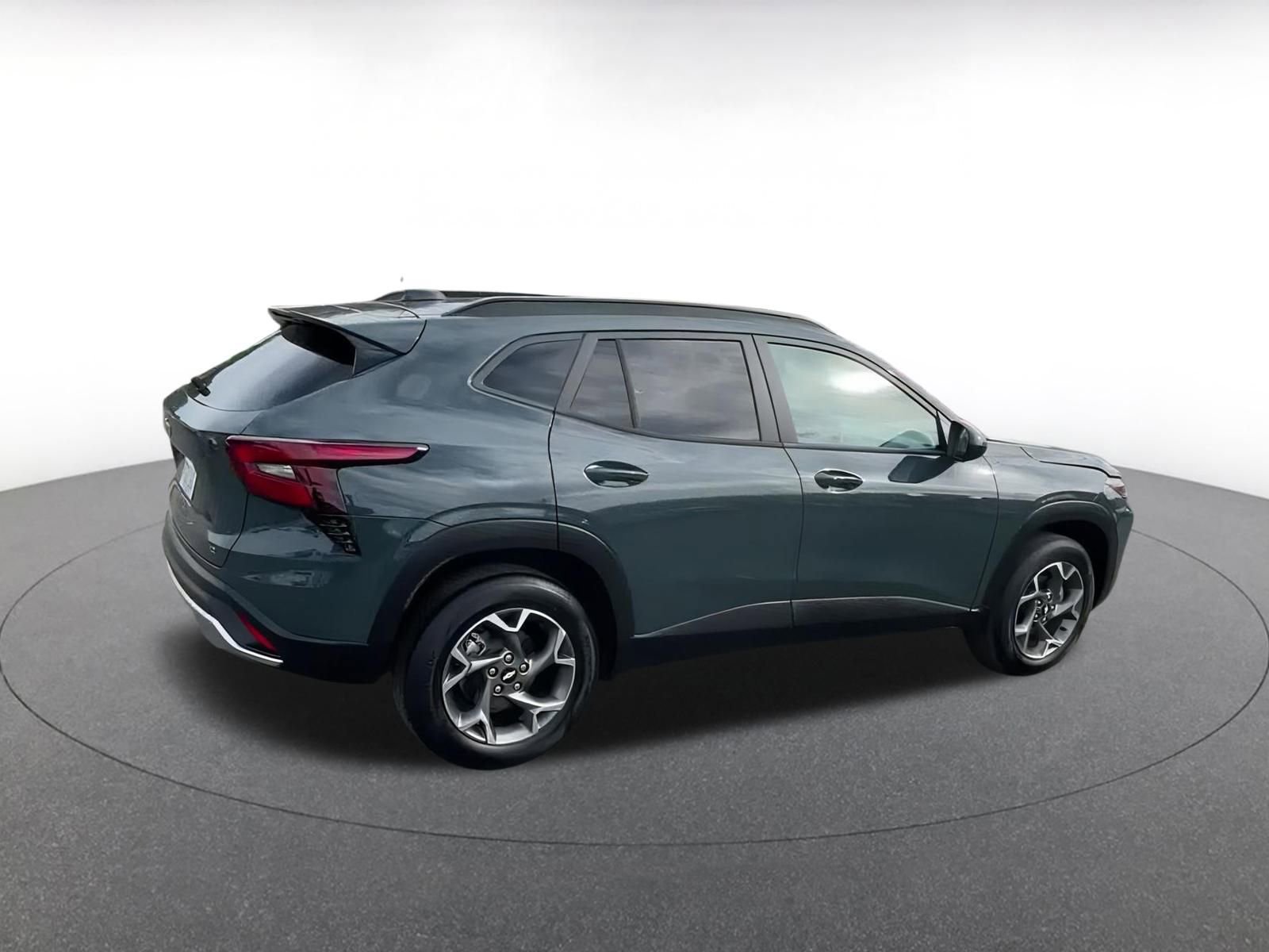 Used 2025 Chevrolet Trax LT w/ LT Convenience Package image 14