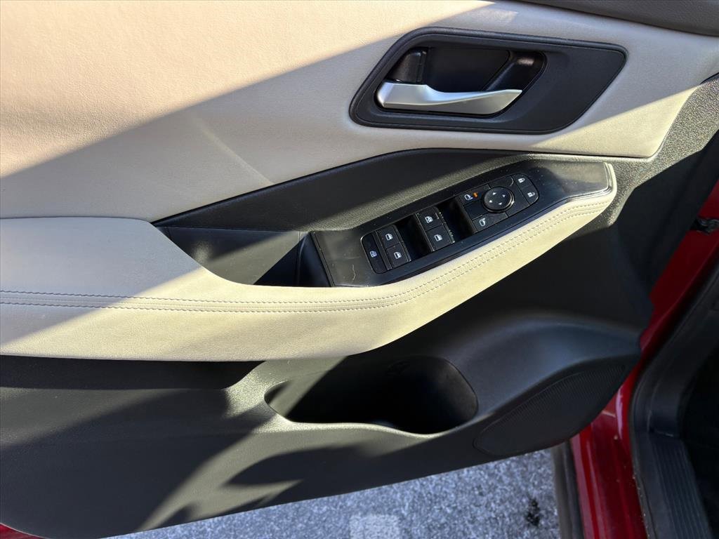 Used 2025 Nissan Rogue SV image 23