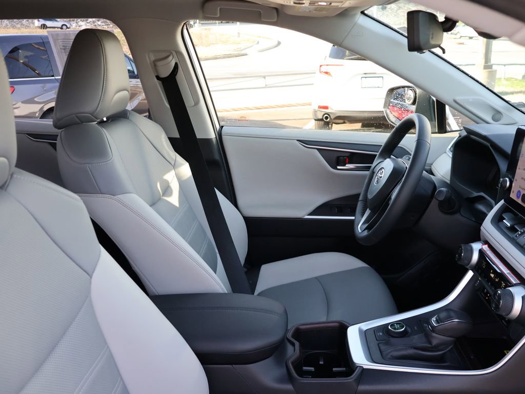 Used 2025 Toyota RAV4 Limited w/ Advanced Technology Package image 8