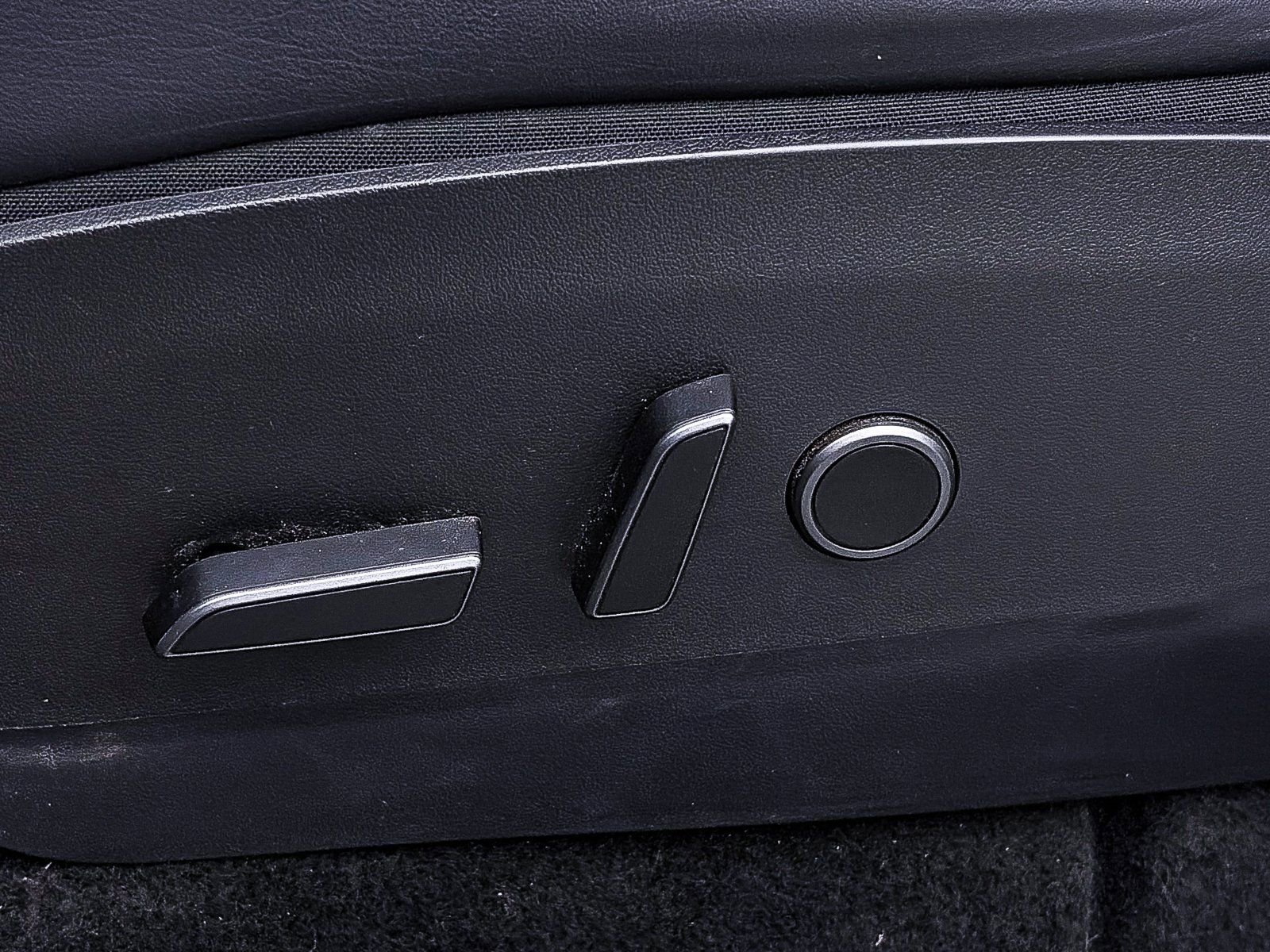 Used 2022 Tesla Model Y Long Range image 18