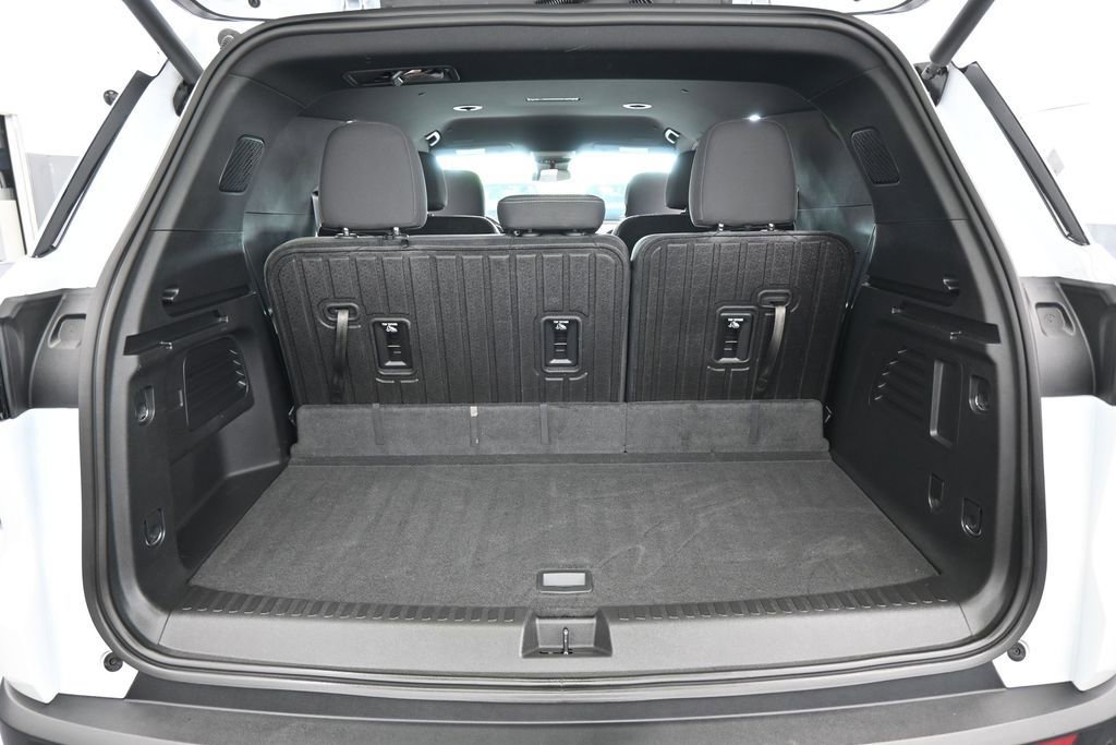 Used 2025 Chevrolet Traverse LT FWD image 34