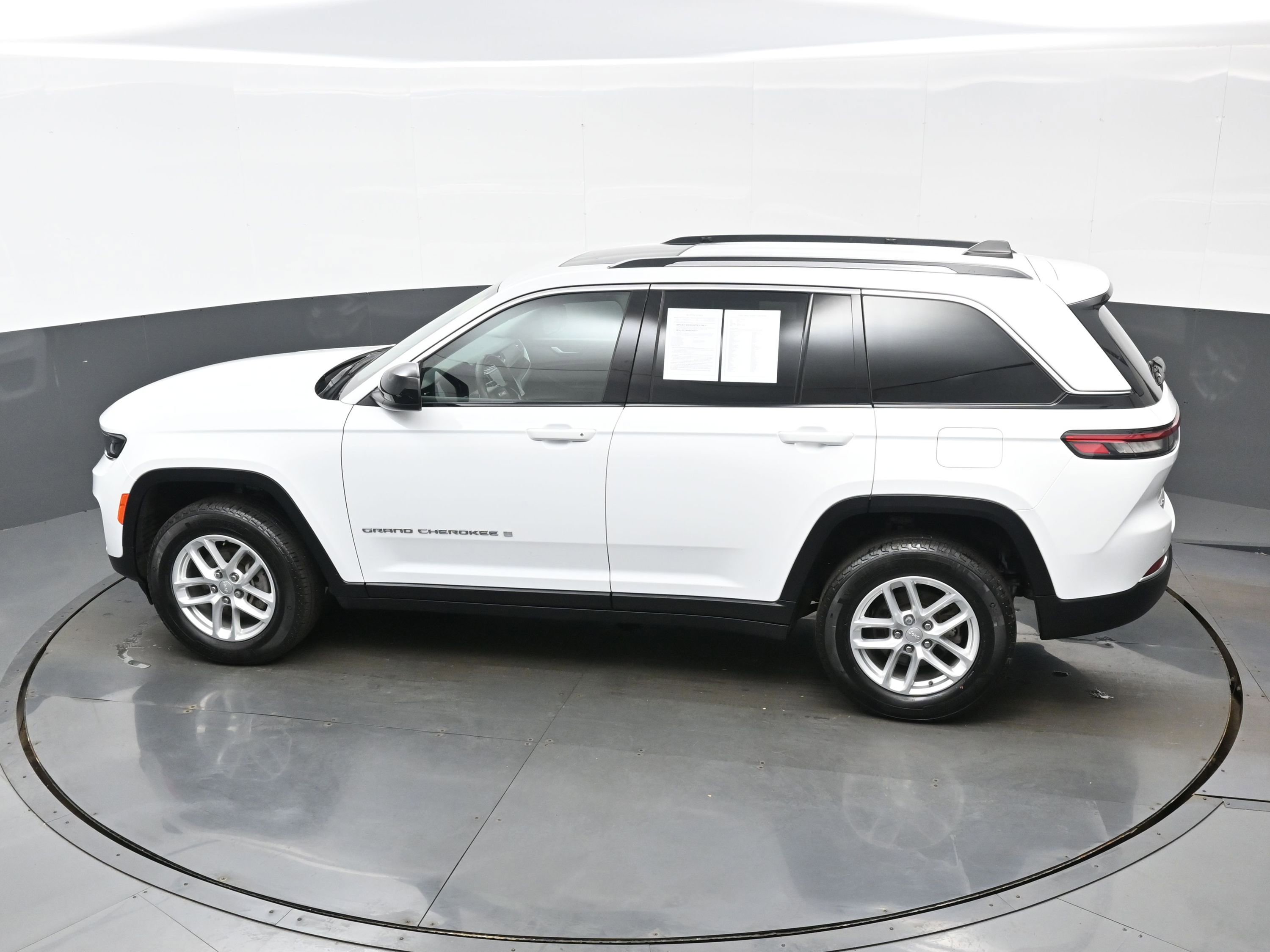 Used 2024 Jeep Grand Cherokee Laredo X image 33
