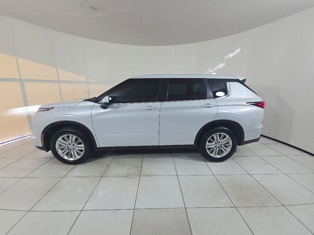 Used 2024 Mitsubishi Outlander ES FWD image 7