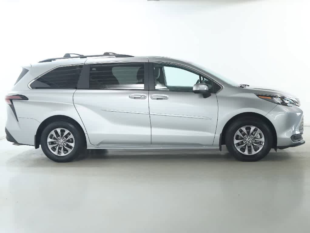 Used 2025 Toyota Sienna LE FWD image 11