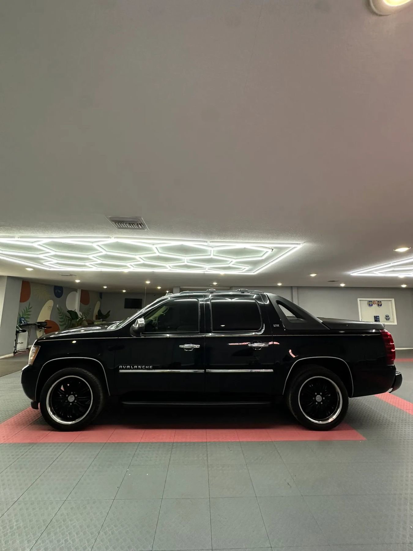 Used 2011 Chevrolet Avalanche LTZ RWD image 4