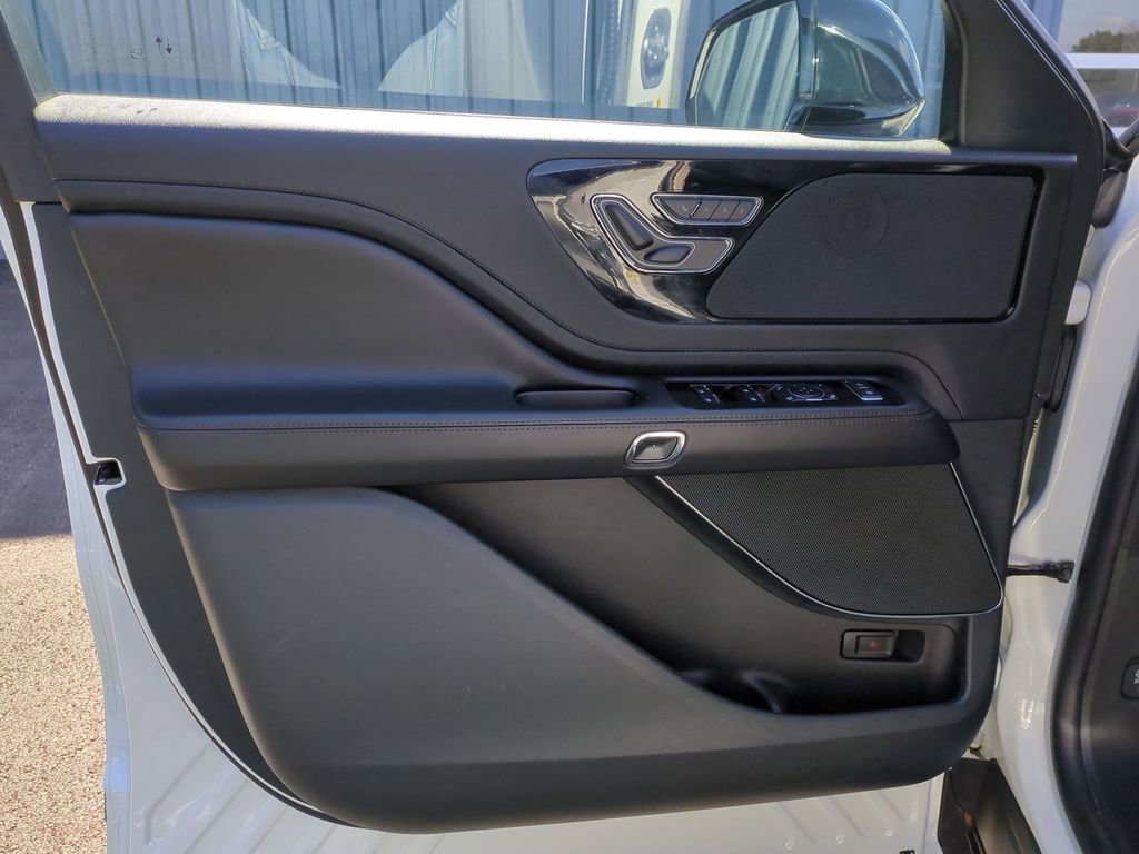 Used 2023 Lincoln Aviator 2WD image 12