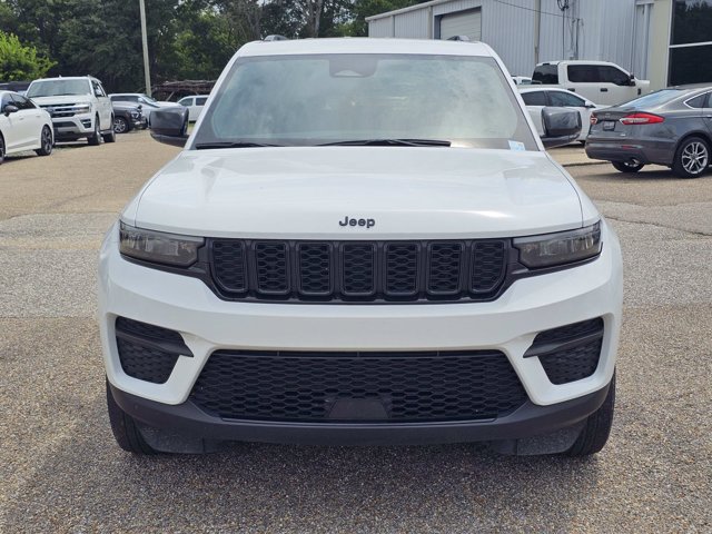 Used 2024 Jeep Grand Cherokee Altitude AWD/4WD image 2