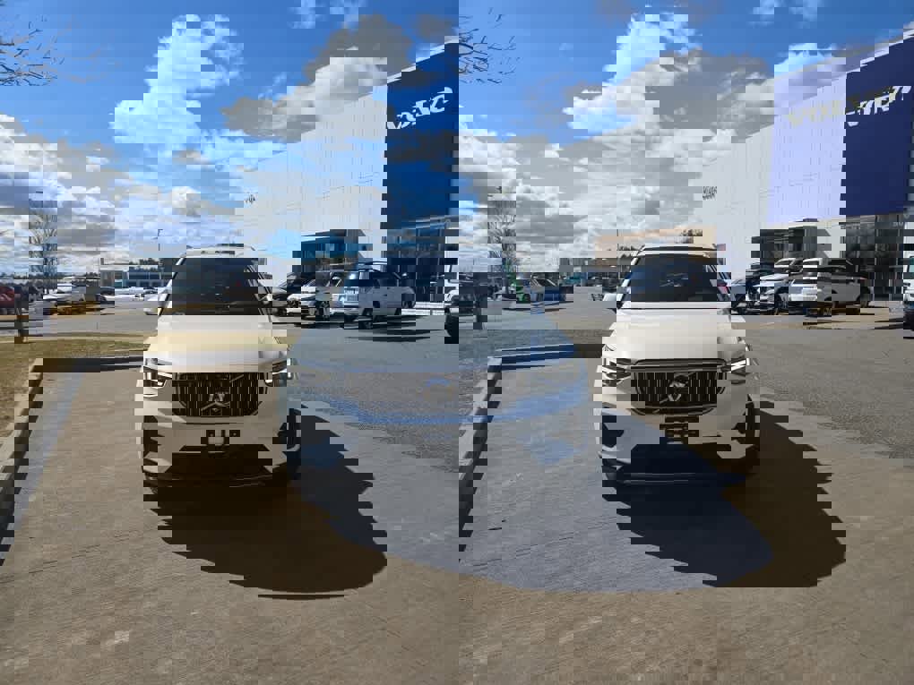 Used 2025 Volvo XC40 B5 Core image 3