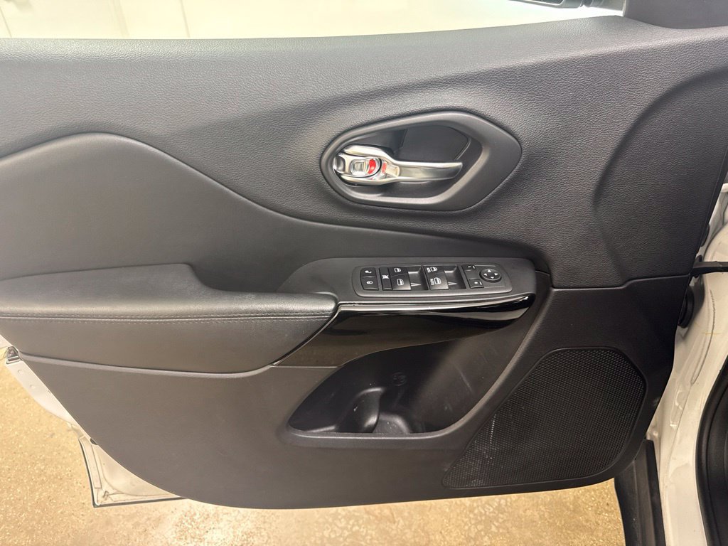 Used 2020 Jeep Cherokee Latitude Plus AWD/4WD image 17