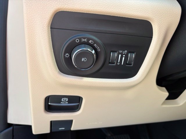 Used 2023 Jeep Grand Cherokee Limited w/ Trailer Tow Prep Group (B) AWD/4WD image 25