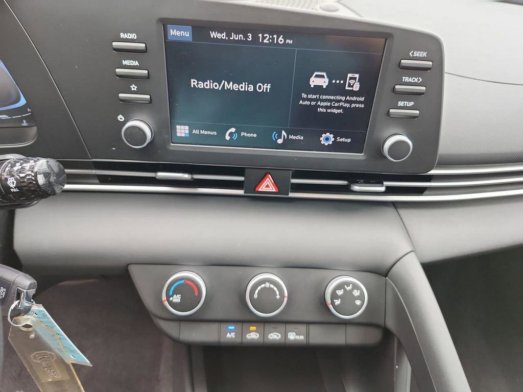 Certified 2024 Hyundai Elantra SE FWD image 24