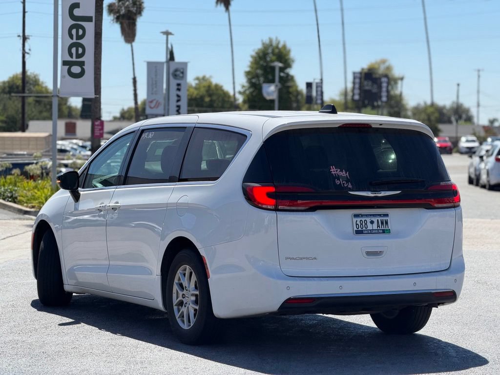 Used 2024 Chrysler Pacifica Touring-L FWD video 2
