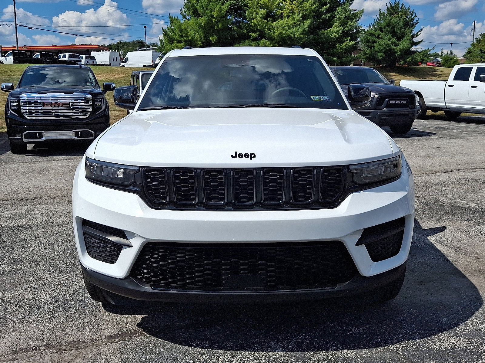 Used 2024 Jeep Grand Cherokee Altitude image 4