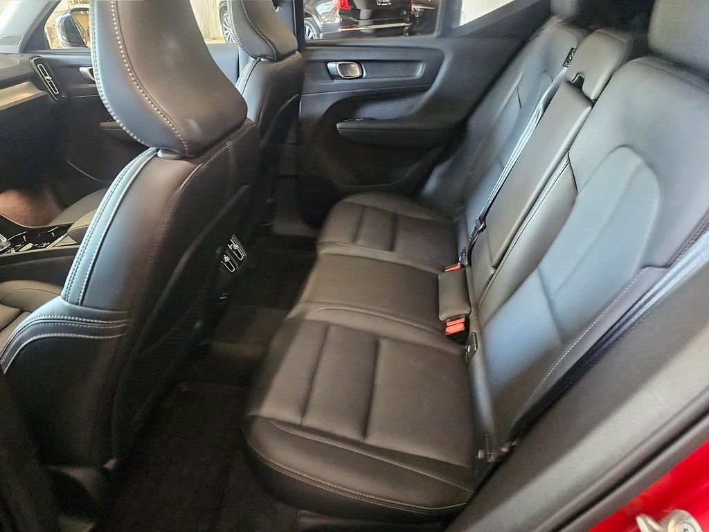 Certified 2025 Volvo XC40 B5 Plus AWD/4WD image 12