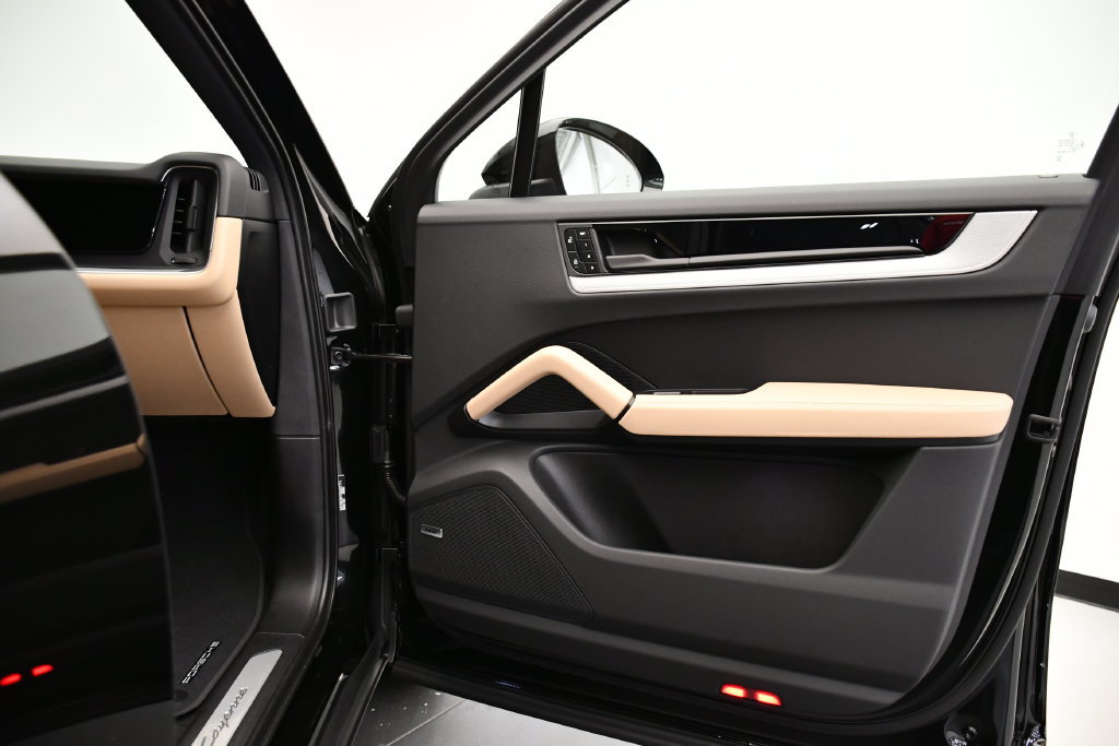 Certified 2025 Porsche Cayenne E-Hybrid Coupe AWD/4WD image 48