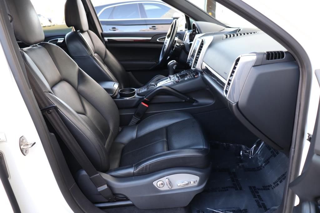 Used 2018 Porsche Cayenne S image 32