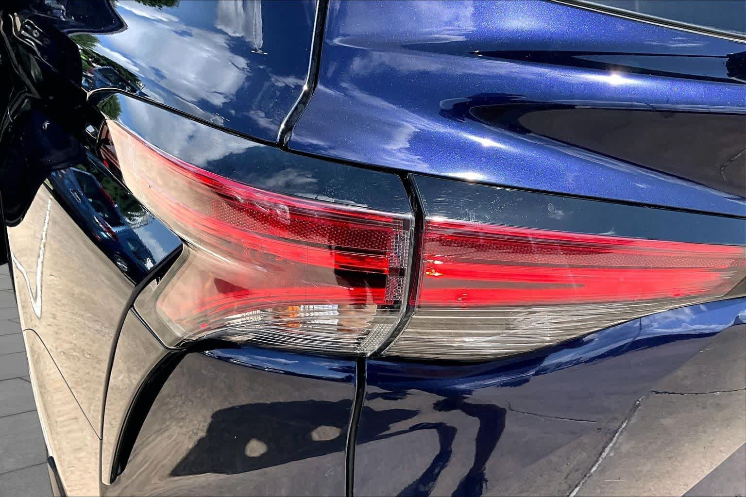 Used 2021 Toyota Sienna XLE FWD image 28