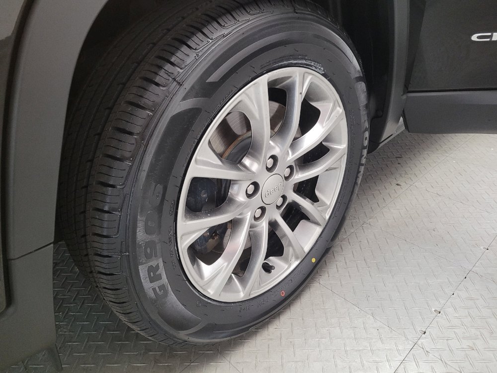 Used 2019 Jeep Cherokee Latitude Plus w/ Comfort/Convenience Group FWD image 31