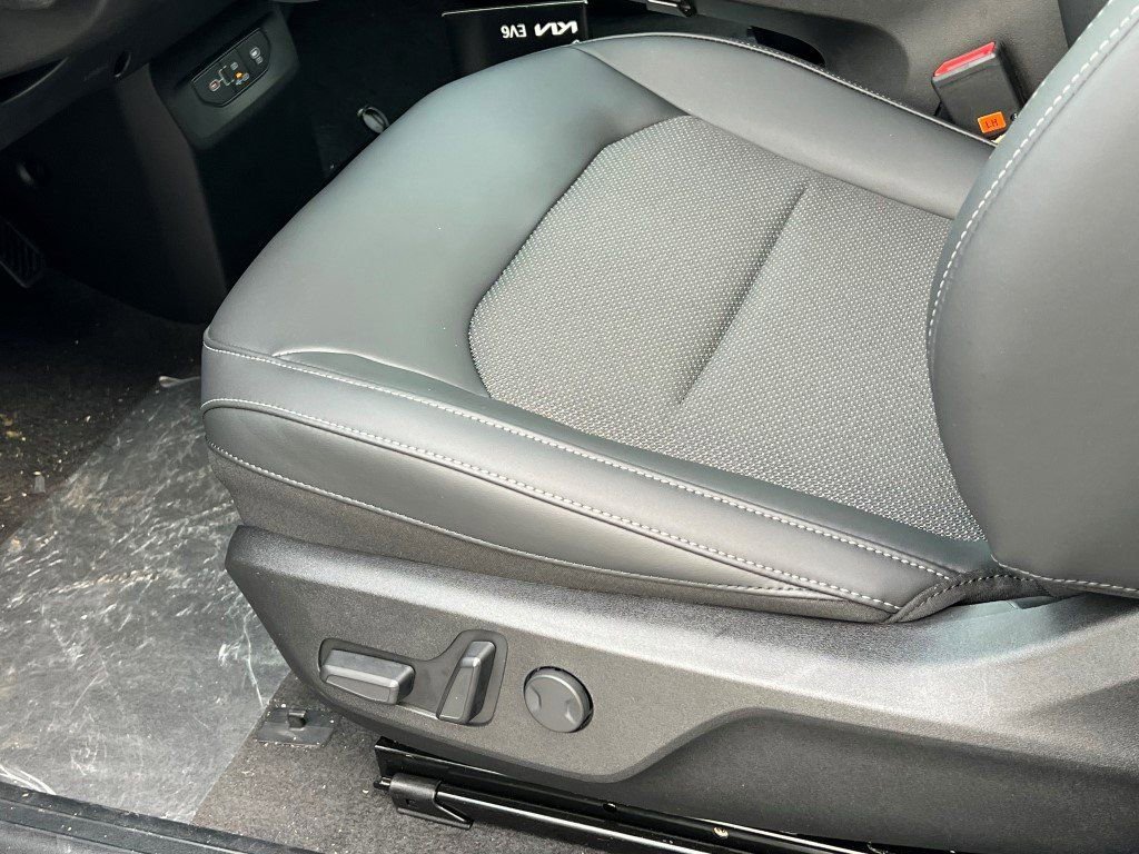 New 2025 Kia EV6 Light w/ Light LR Technology Package image 16