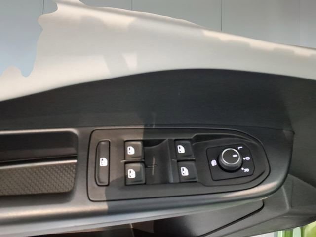 Used 2025 Volkswagen Taos SE w/ Panoramic Sunroof Package image 16