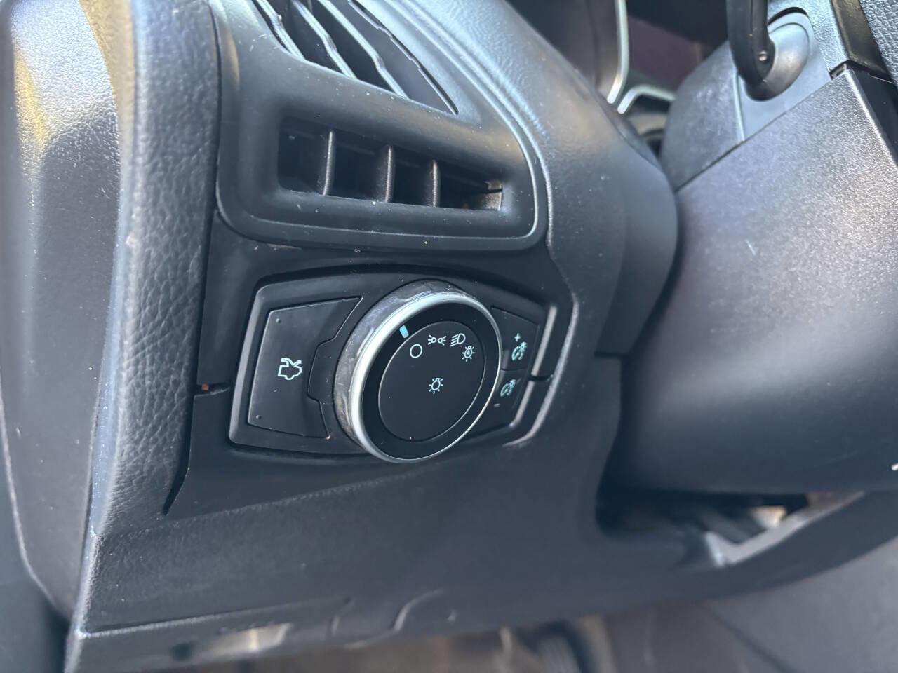 Used 2018 Ford Focus SE image 26