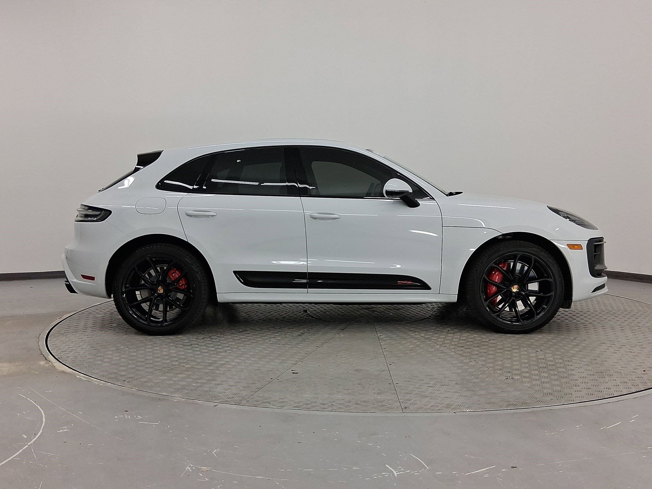 Certified 2025 Porsche Macan GTS image 8