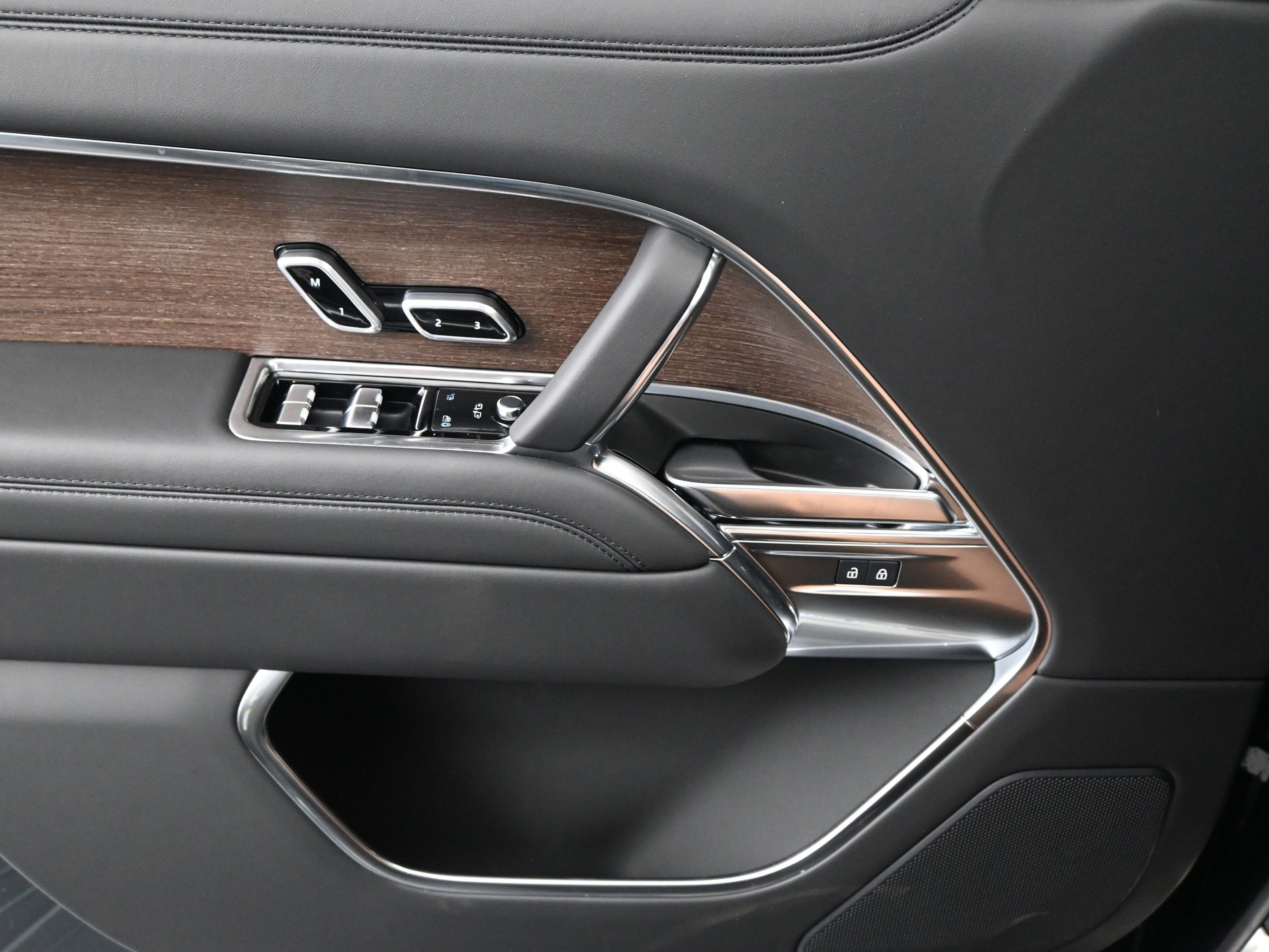 New 2025 Land Rover Range Rover SE image 11
