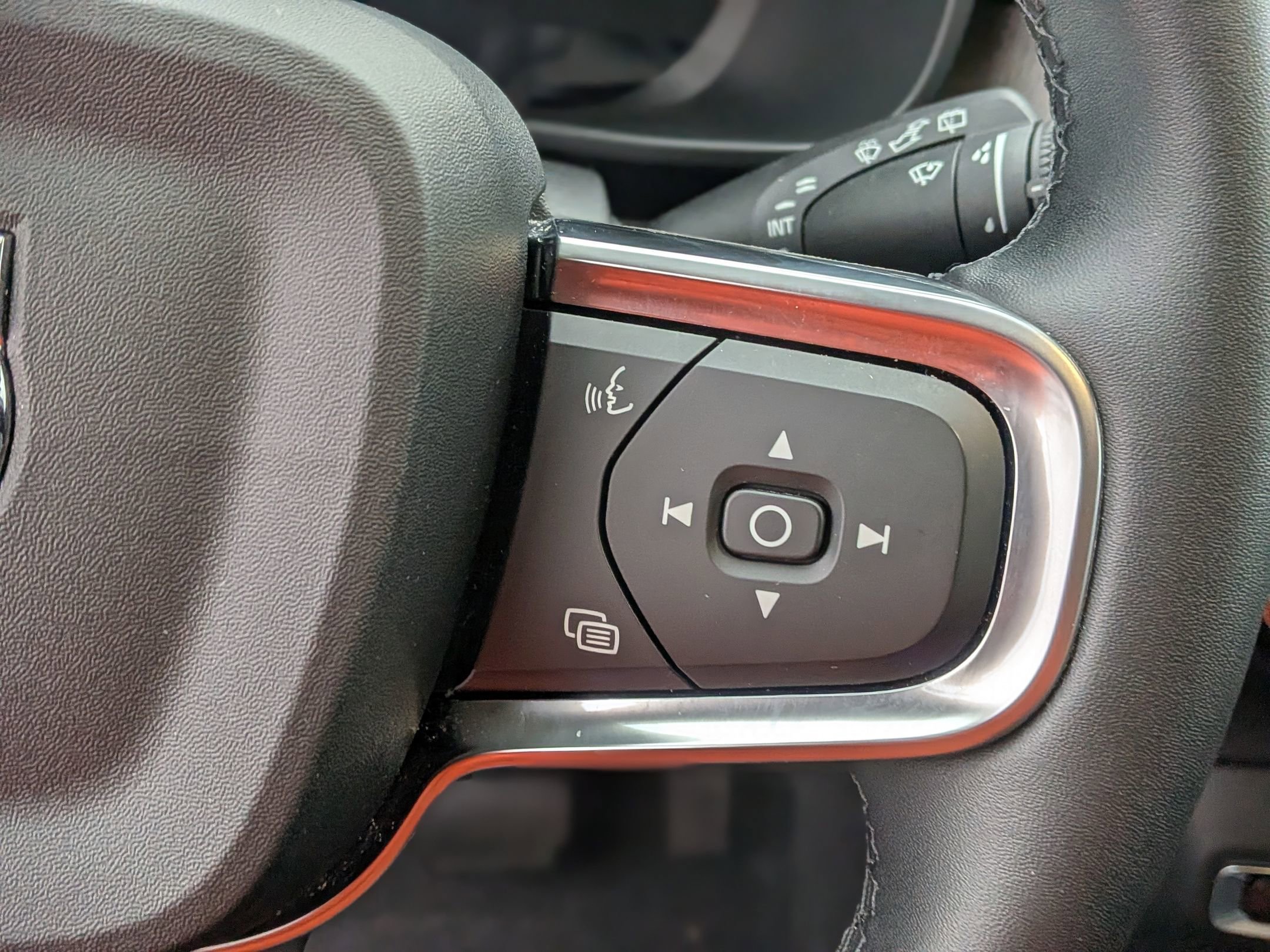 Used 2025 Volvo XC40 B5 Core image 23