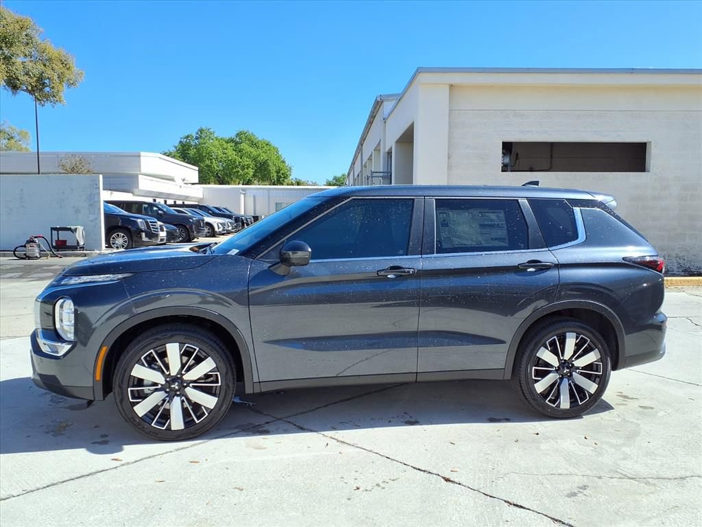 Used 2026 Mitsubishi Outlander SE FWD image 2