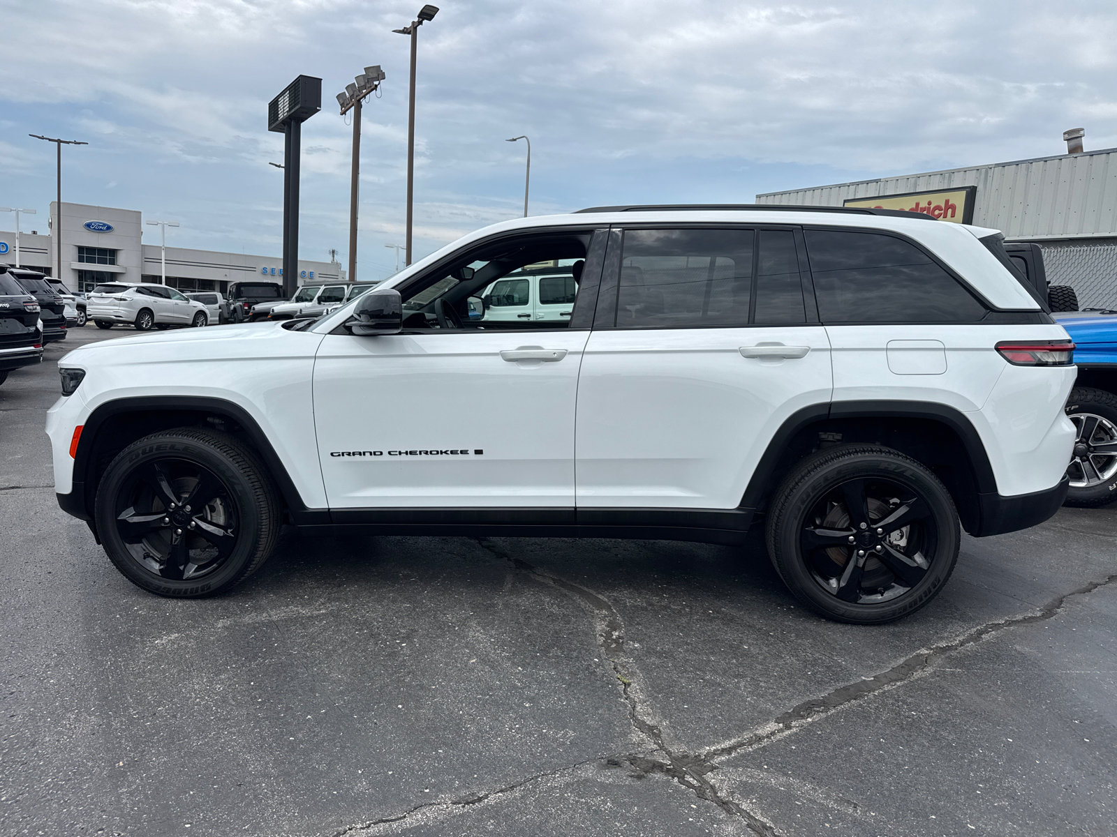 Used 2024 Jeep Grand Cherokee Altitude AWD/4WD image 3
