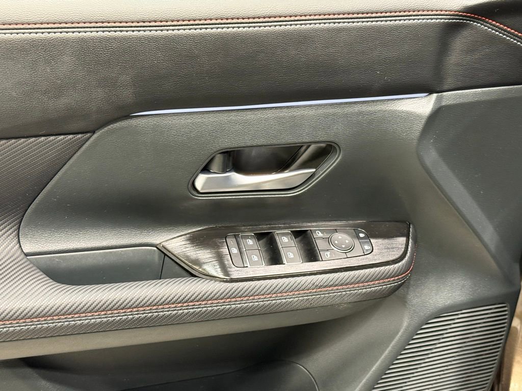 Certified 2025 Nissan Kicks SR image 13