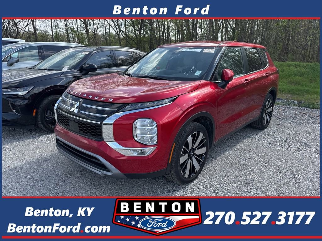 Used 2025 Mitsubishi Outlander SE image 1