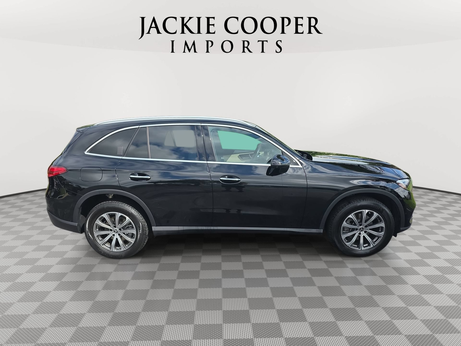 Used 2024 Mercedes-Benz GLC 300 4MATIC image 4