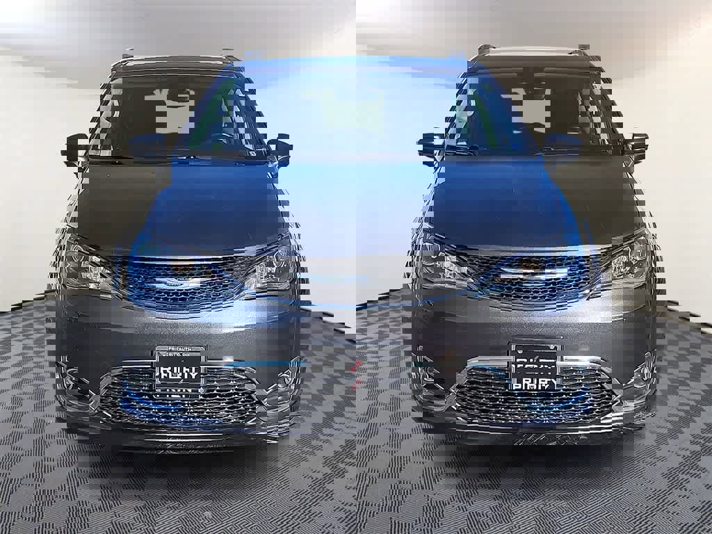 Used 2019 Chrysler Pacifica Touring-L image 2