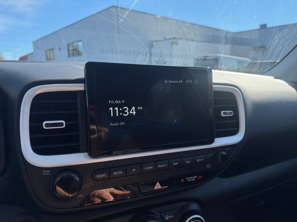 Used 2025 Hyundai Venue Limited FWD image 19