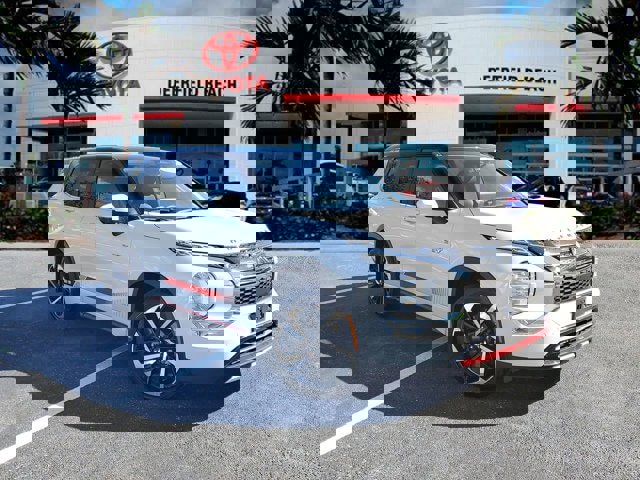 Used 2024 Mitsubishi Outlander SE image 1