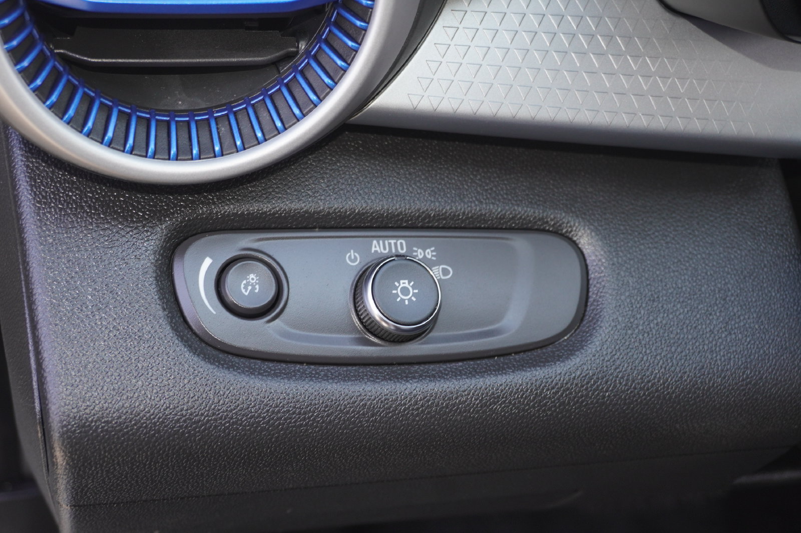 Used 2025 Chevrolet Trax LS FWD image 13