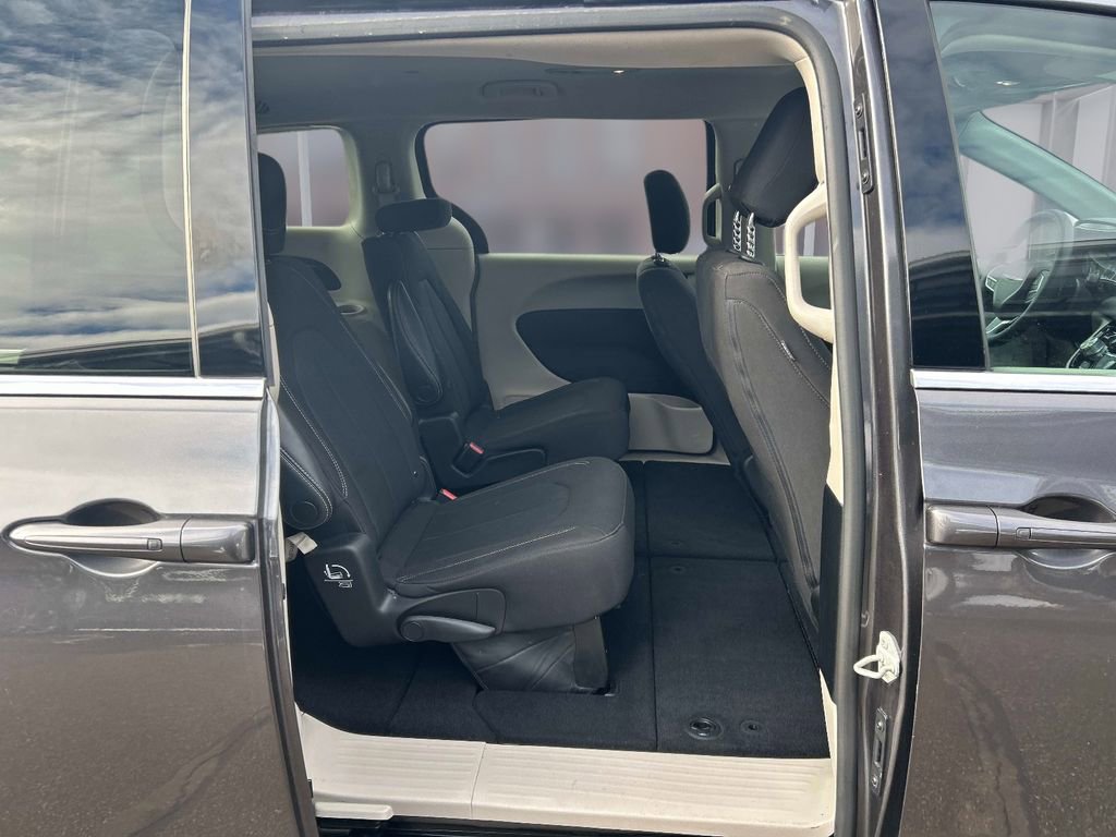 Used 2023 Chrysler Voyager LX image 17