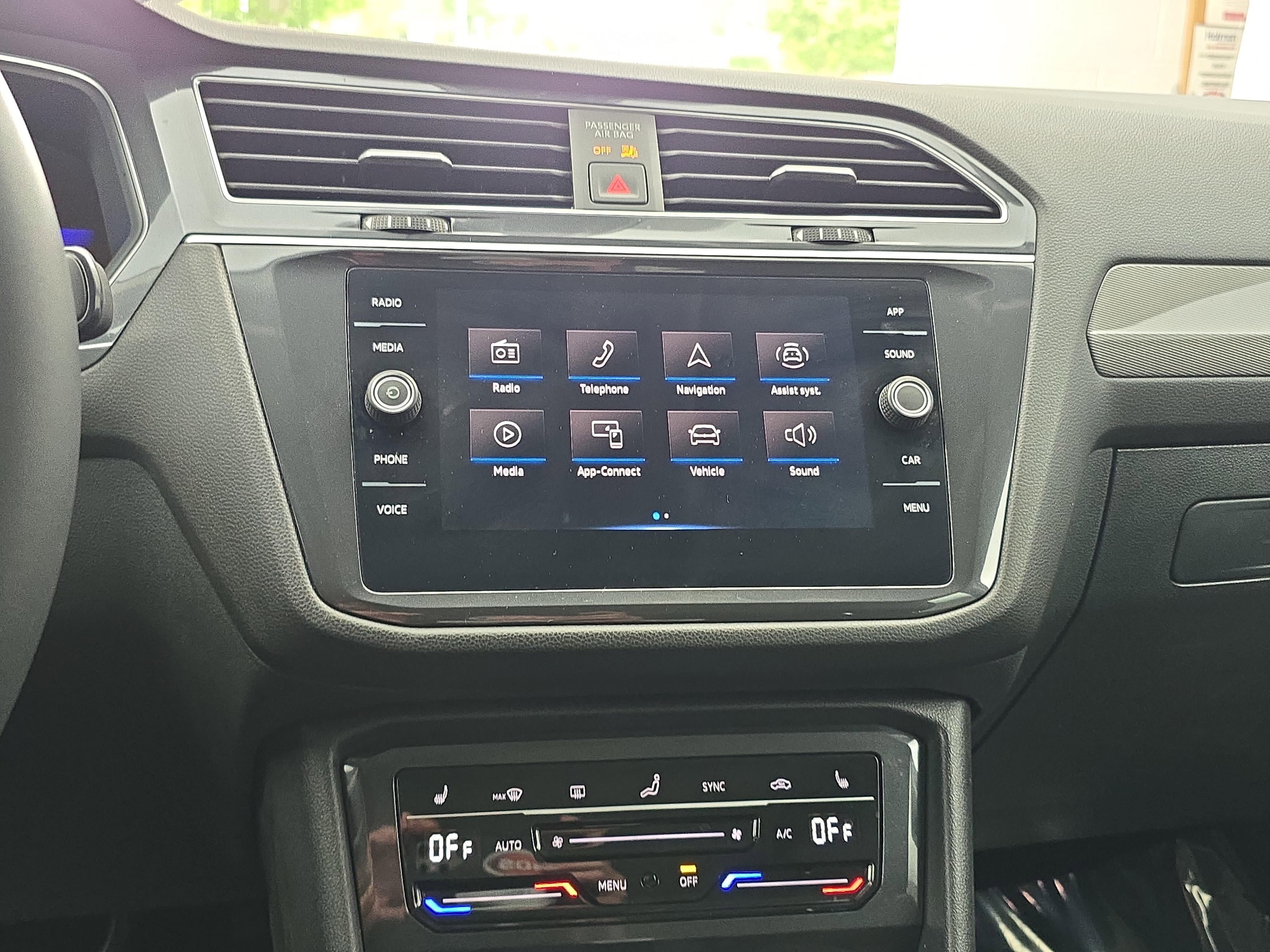 Certified 2024 Volkswagen Tiguan SE FWD image 21